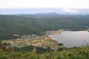 木崎の家と木崎湖、遠望.JPG